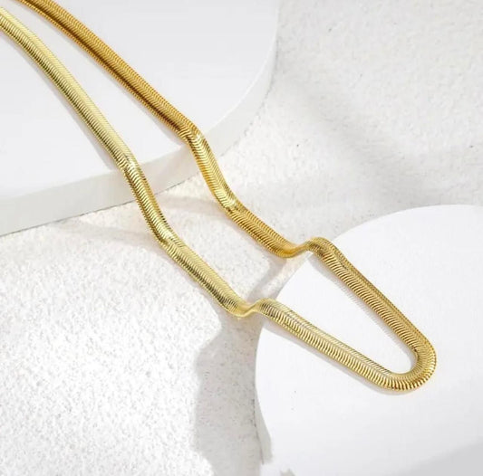 Stylish gold men's fashion jewelry chain with a sleek textured design for modern accessories